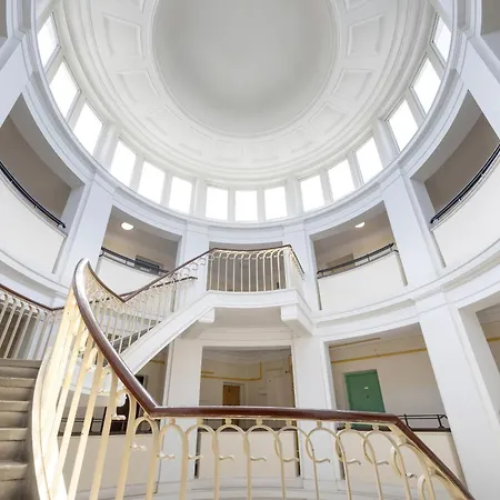 J&w Solidarnosci 아파트 *